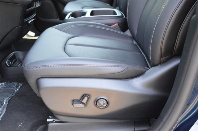 new 2025 Chrysler Pacifica car, priced at $44,968