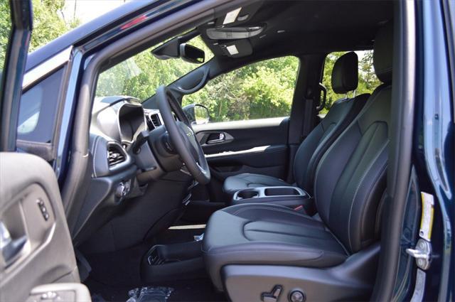 new 2025 Chrysler Pacifica car, priced at $44,968