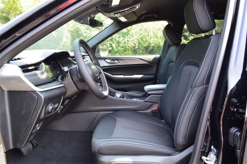 new 2025 Jeep Grand Cherokee car, priced at $35,499
