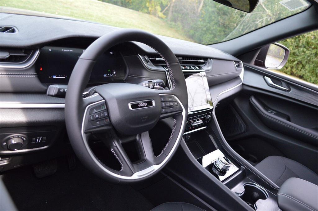 new 2025 Jeep Grand Cherokee car, priced at $39,999