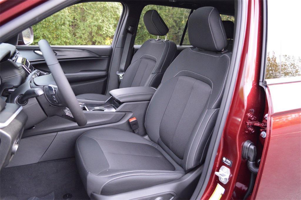 new 2025 Jeep Grand Cherokee car, priced at $39,999