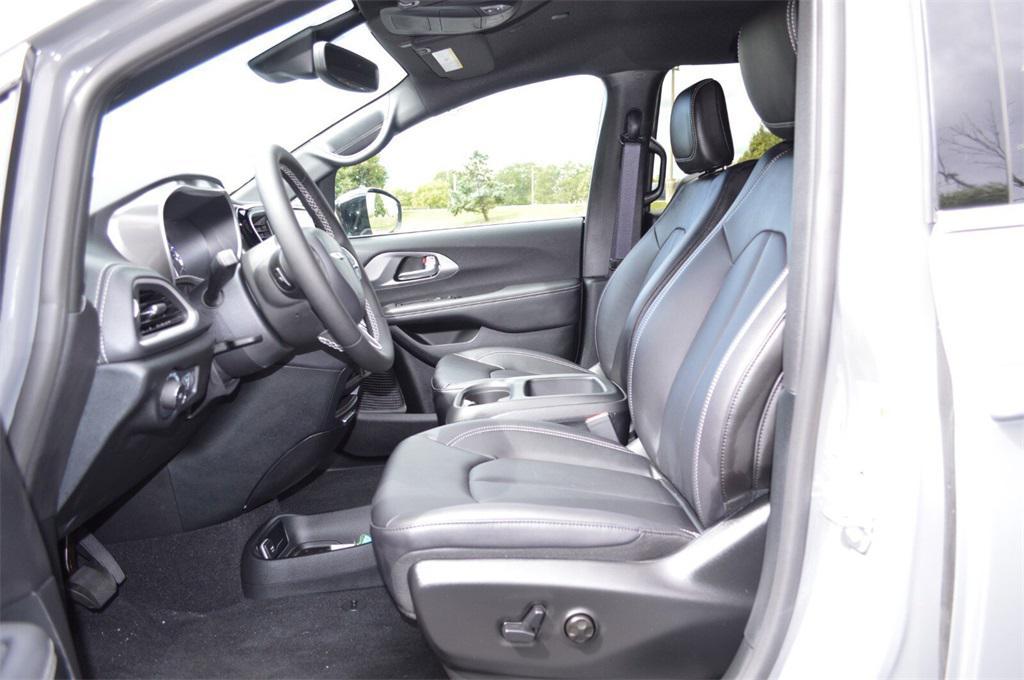 new 2025 Chrysler Pacifica car, priced at $40,999