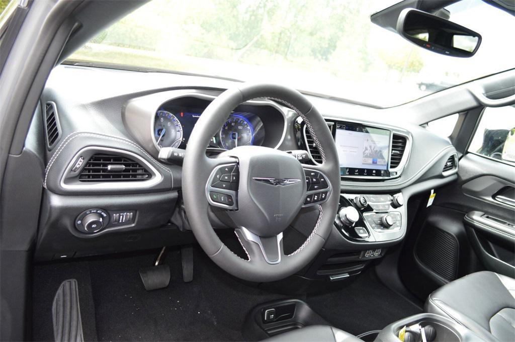 new 2025 Chrysler Pacifica car, priced at $40,999
