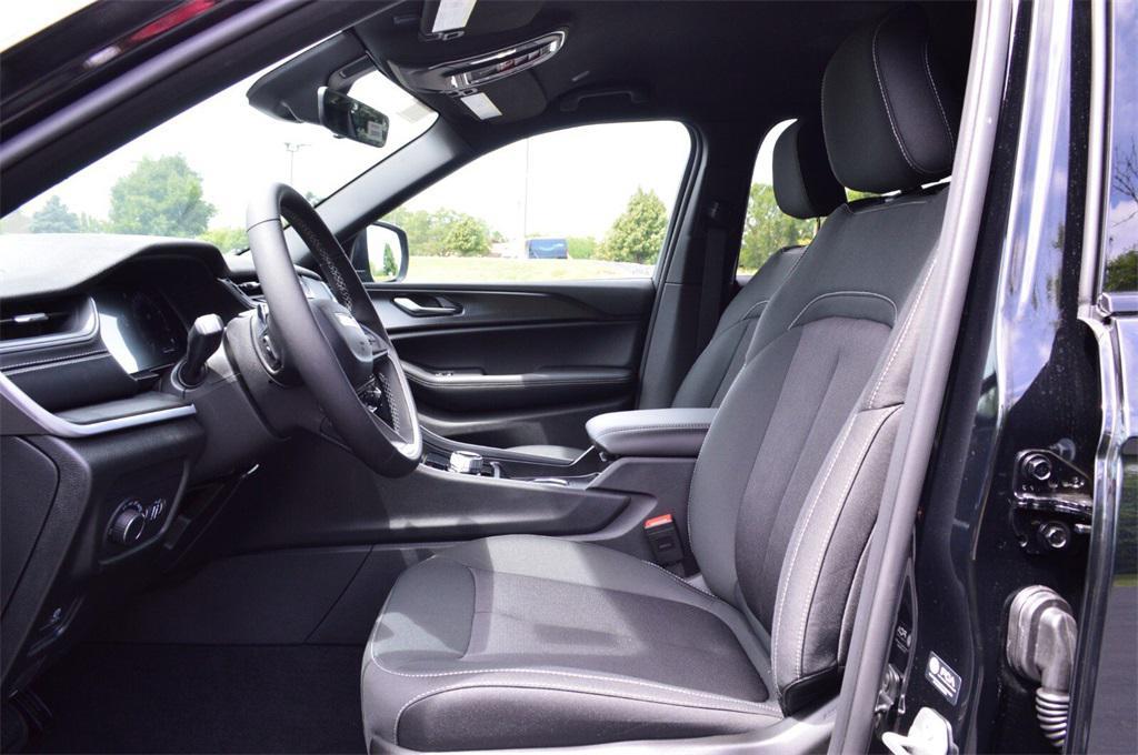 new 2025 Jeep Grand Cherokee car, priced at $38,999