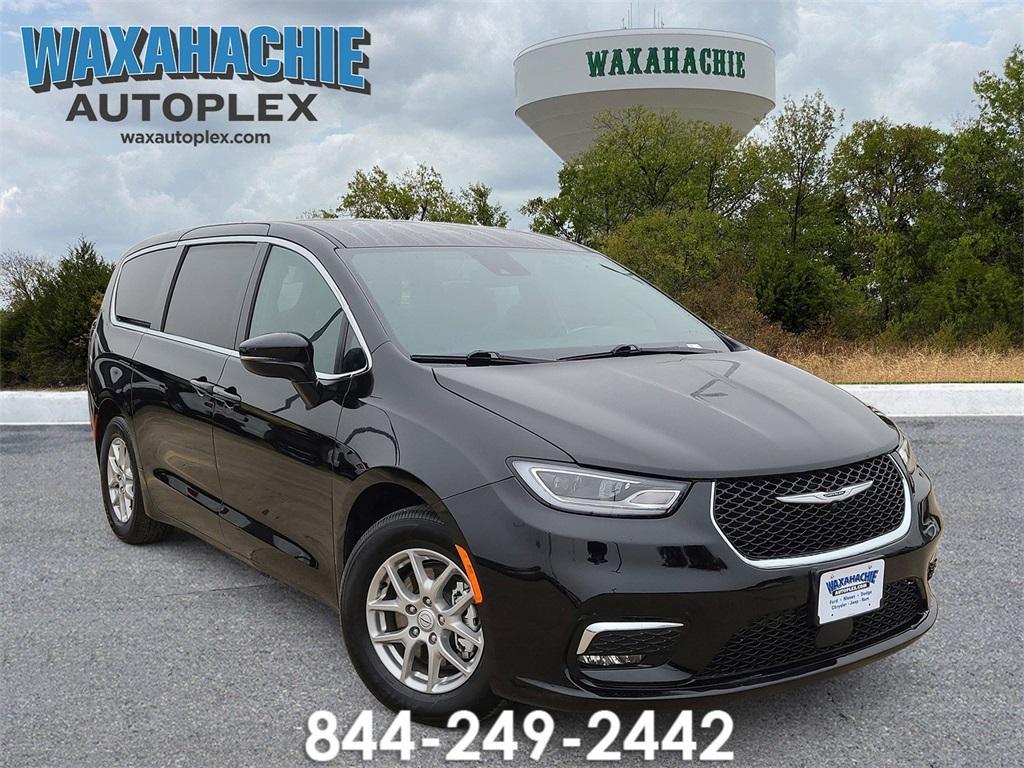 used 2025 Chrysler Pacifica car, priced at $33,369