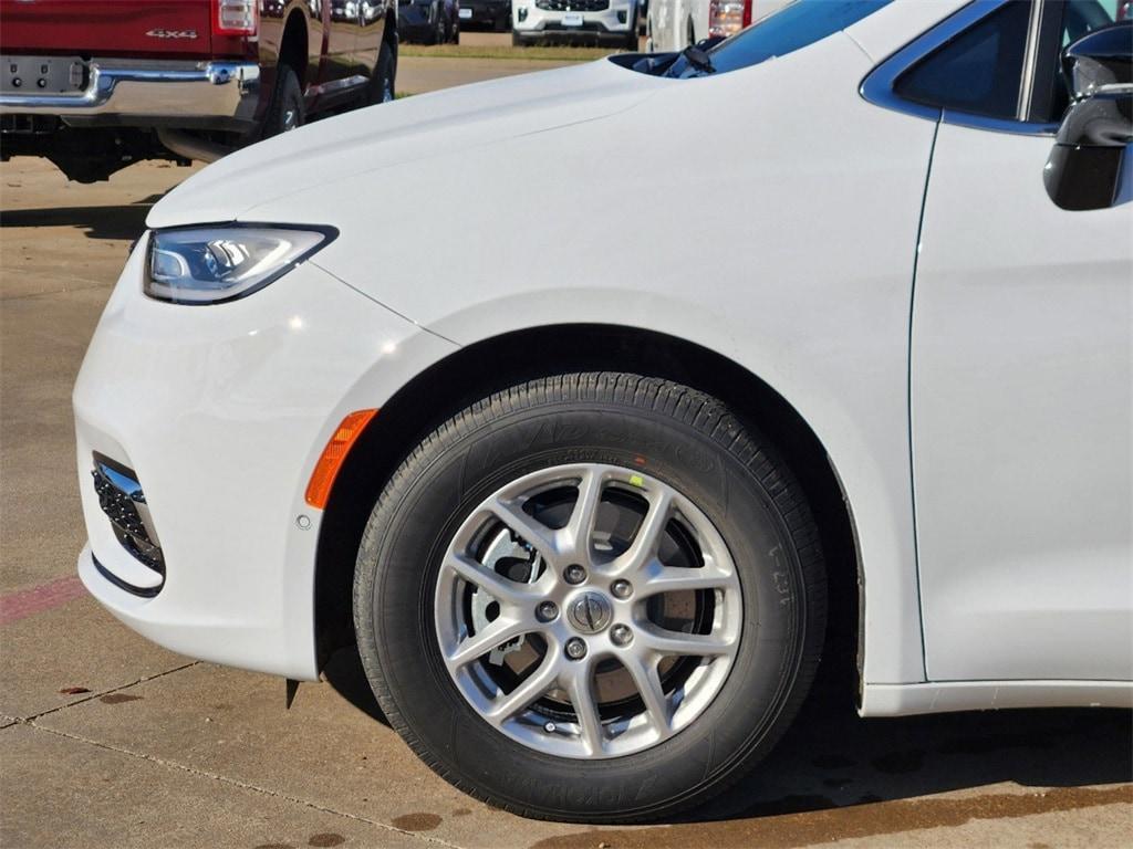 new 2025 Chrysler Pacifica car, priced at $41,423