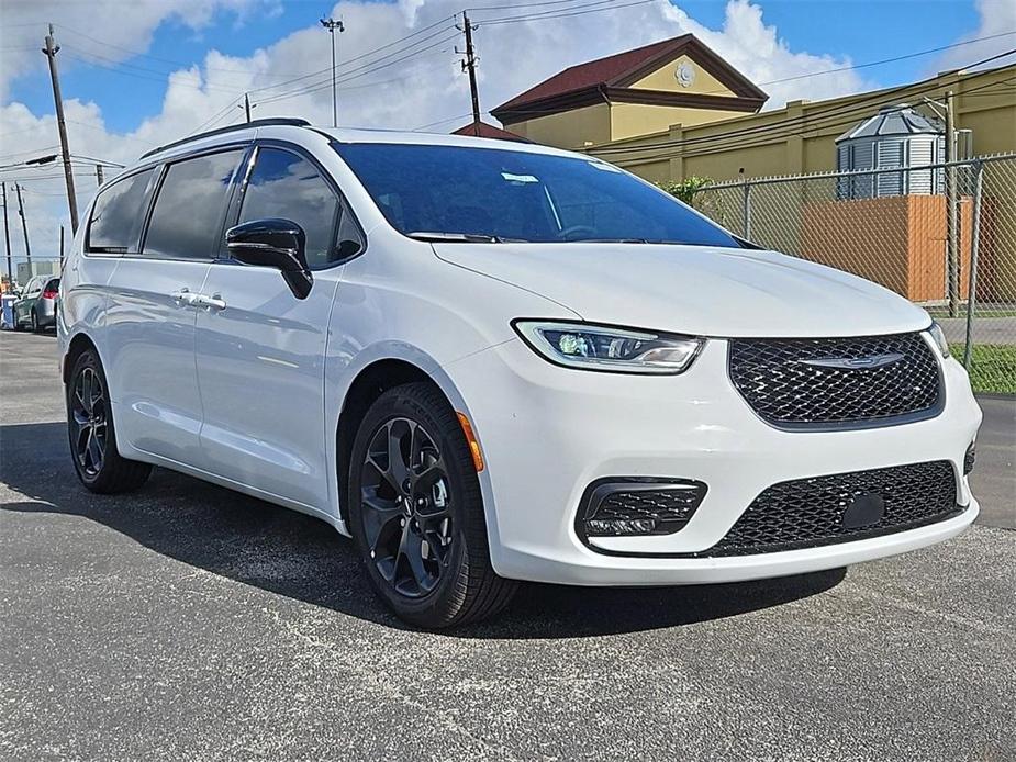 new 2024 Chrysler Pacifica car, priced at $37,034