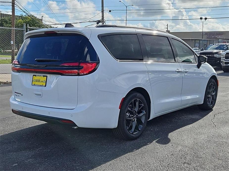 new 2024 Chrysler Pacifica car, priced at $37,034