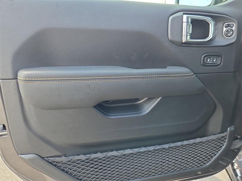 new 2025 Jeep Gladiator car, priced at $39,991