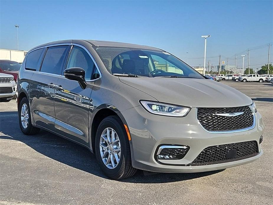 new 2024 Chrysler Pacifica car, priced at $36,782