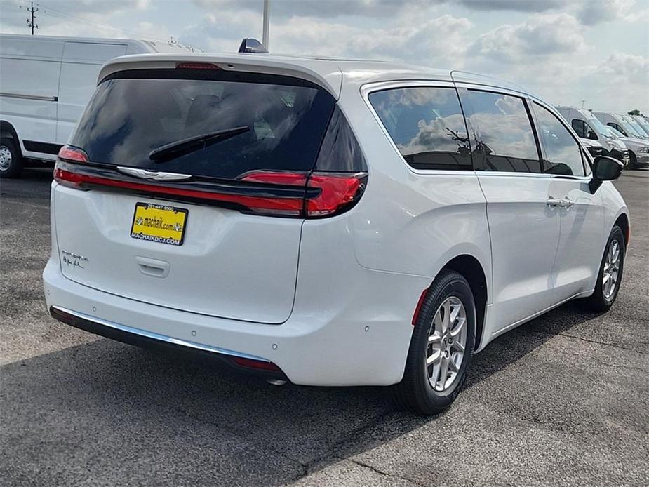 new 2024 Chrysler Pacifica car, priced at $36,381