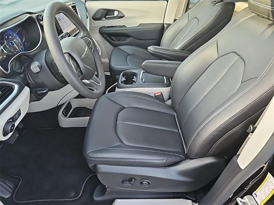 new 2024 Chrysler Pacifica car, priced at $36,185