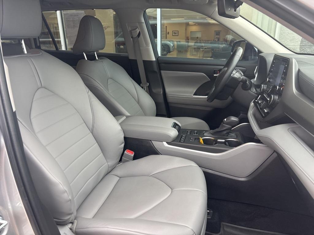 used 2022 Toyota Highlander car, priced at $36,488