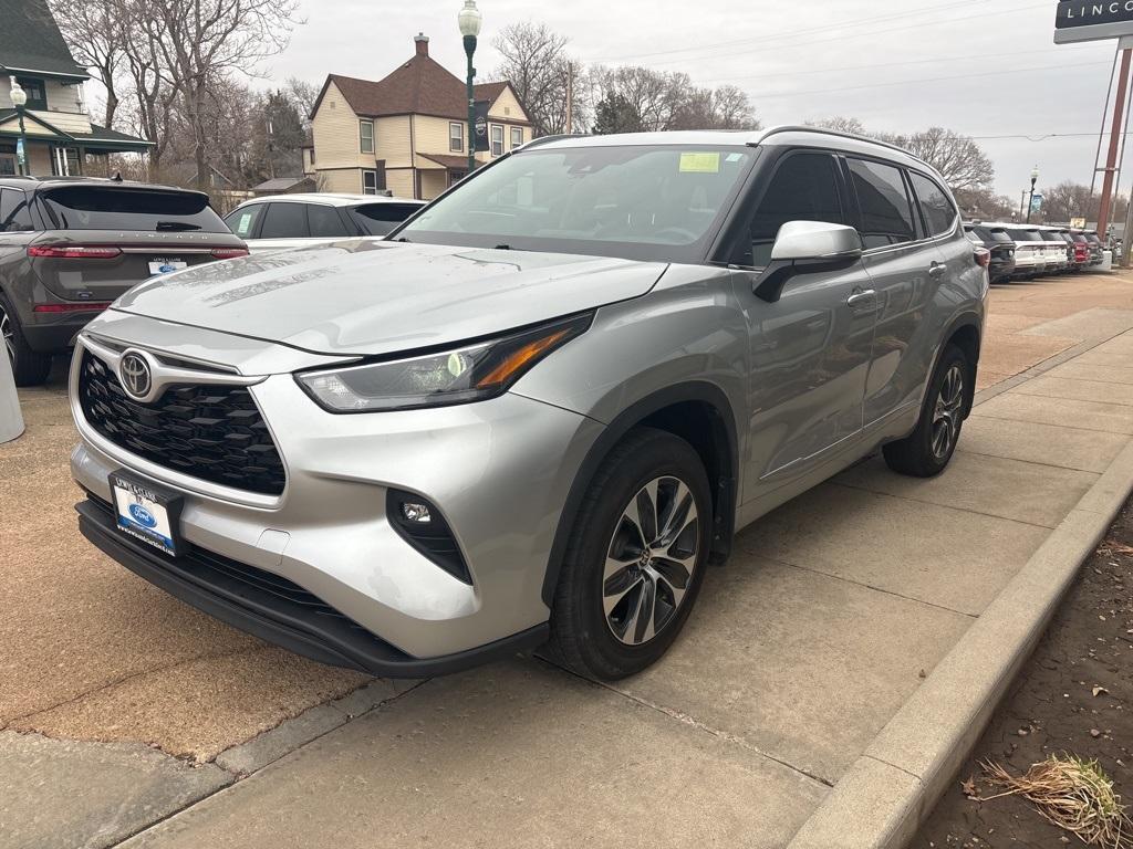 used 2022 Toyota Highlander car, priced at $36,488