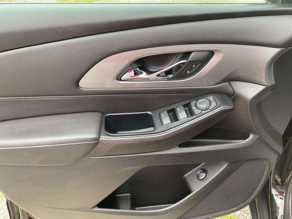 used 2023 Chevrolet Traverse car, priced at $27,560