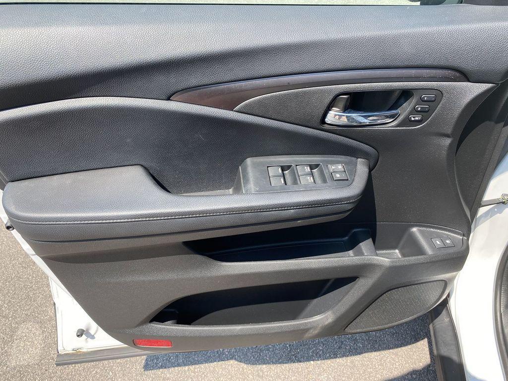 used 2022 Honda Pilot car, priced at $34,995