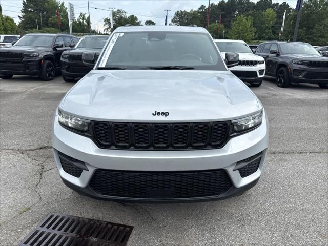 new 2025 Jeep Grand Cherokee car, priced at $42,000