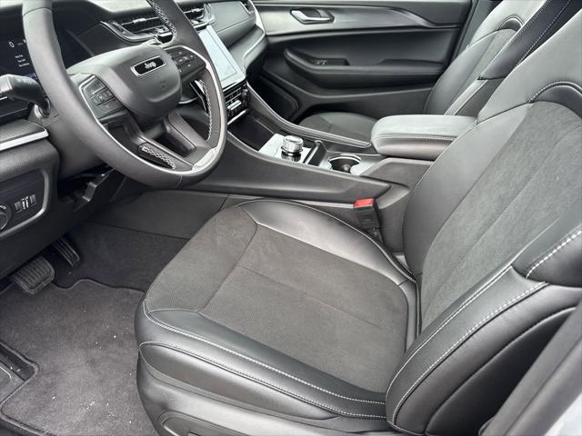 new 2025 Jeep Grand Cherokee car, priced at $42,000