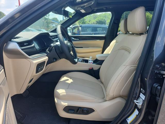 new 2025 Jeep Grand Cherokee car, priced at $48,000