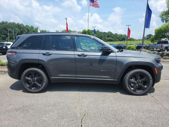 new 2025 Jeep Grand Cherokee car, priced at $48,000
