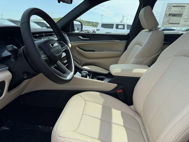 new 2025 Jeep Grand Cherokee car, priced at $43,000