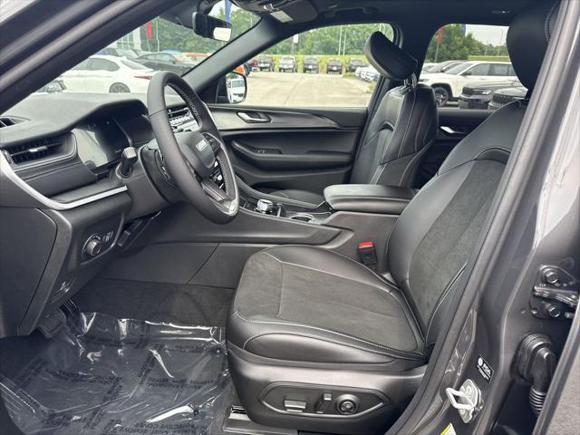 new 2025 Jeep Grand Cherokee car, priced at $39,000