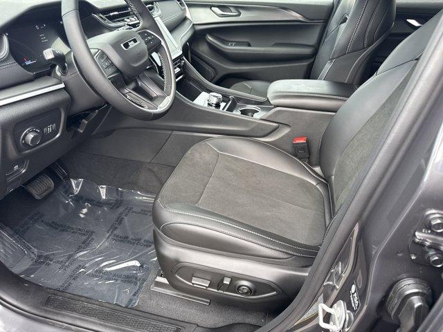 new 2025 Jeep Grand Cherokee car, priced at $39,000
