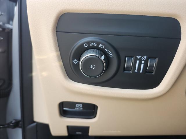 new 2025 Jeep Grand Cherokee car, priced at $48,000
