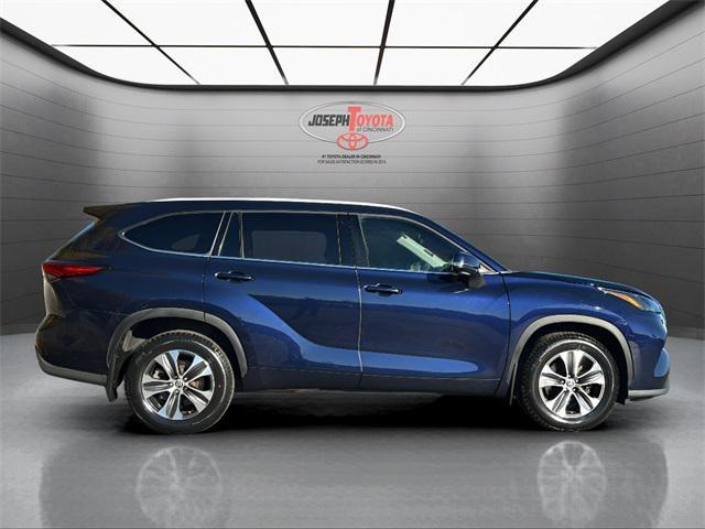 used 2022 Toyota Highlander car, priced at $31,995