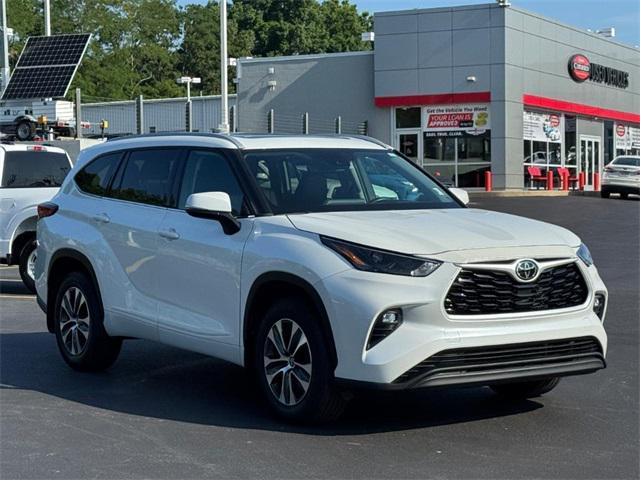 used 2022 Toyota Highlander car, priced at $38,998