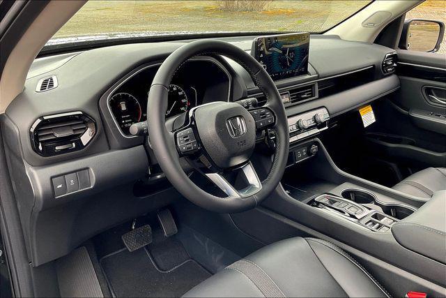 new 2025 Honda Pilot car, priced at $45,997