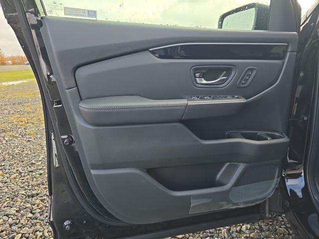 new 2025 Honda Pilot car, priced at $49,595