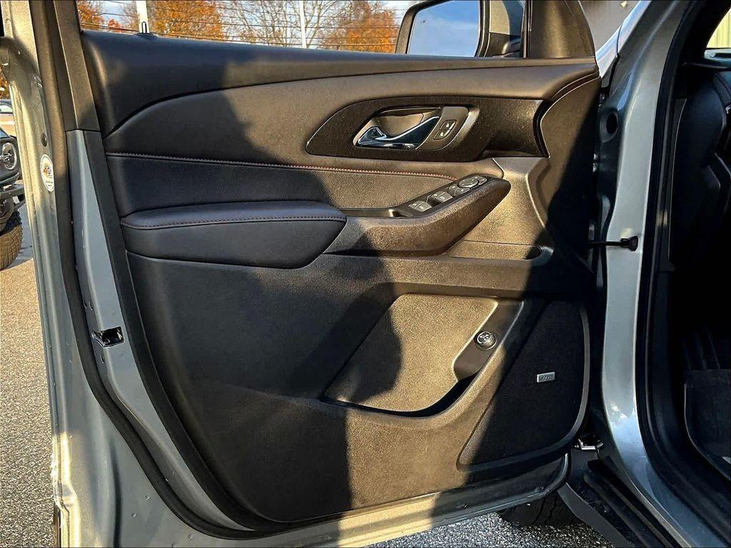 used 2023 Chevrolet Traverse car, priced at $35,888