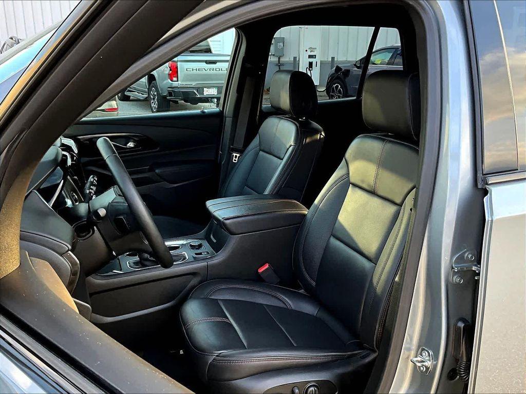 used 2023 Chevrolet Traverse car, priced at $35,888