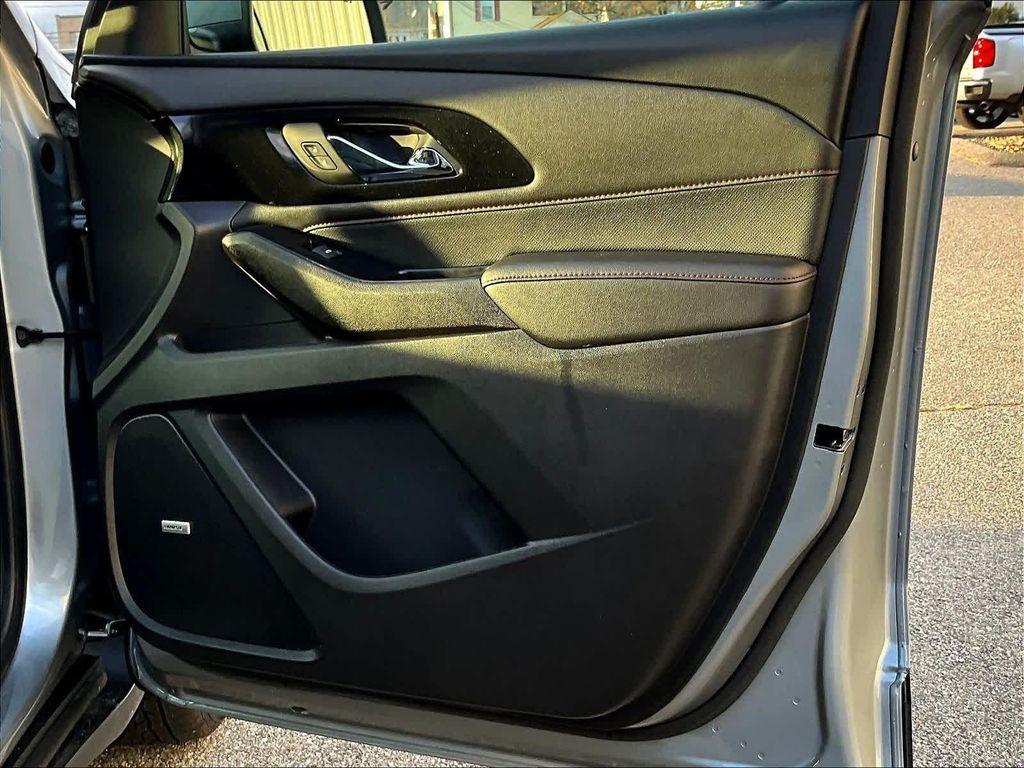 used 2023 Chevrolet Traverse car, priced at $35,888