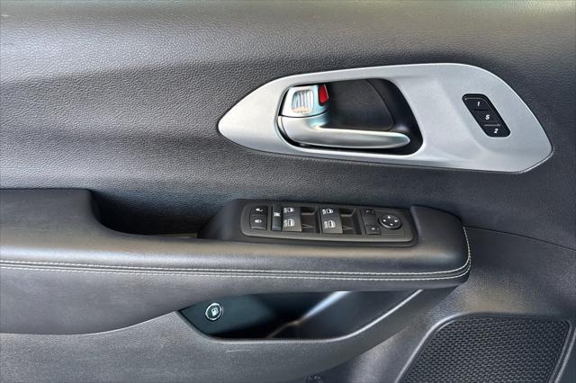 used 2022 Chrysler Pacifica Hybrid car, priced at $26,795