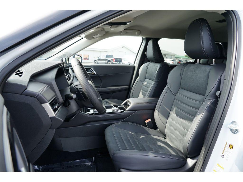 new 2025 Mitsubishi Outlander car