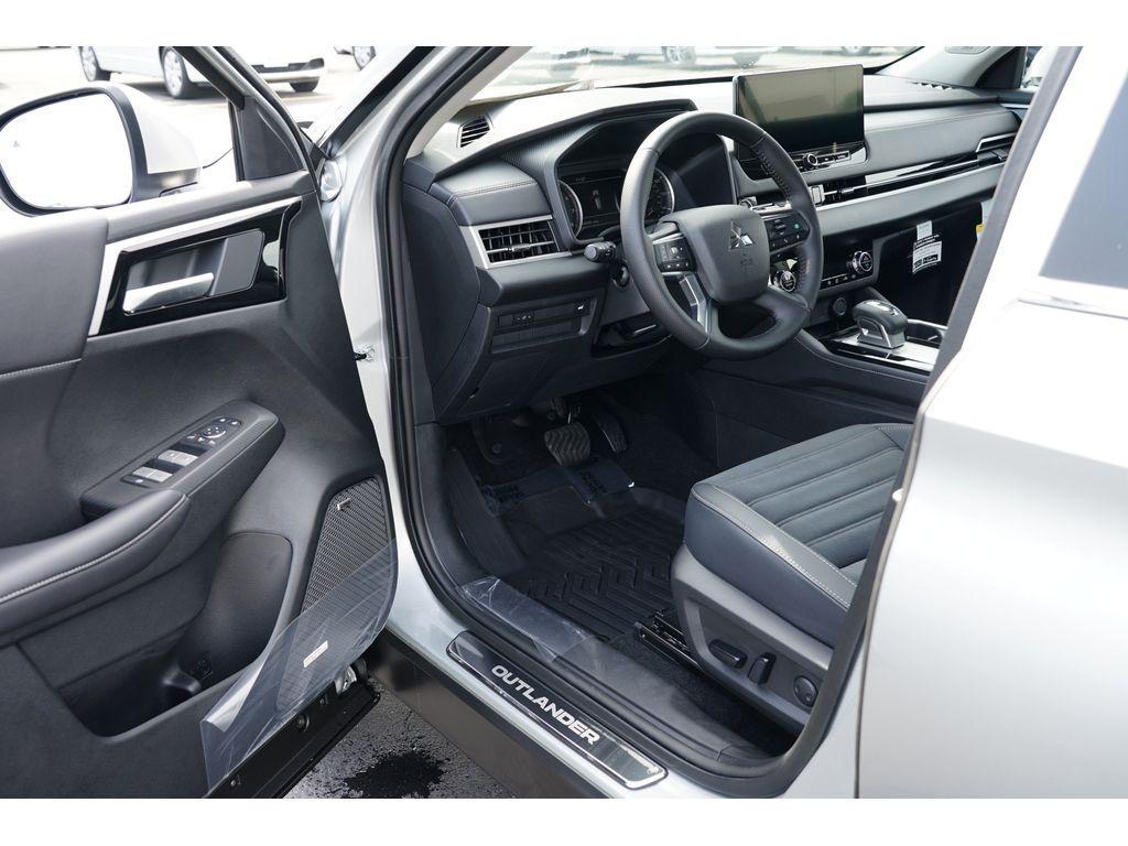 new 2025 Mitsubishi Outlander car
