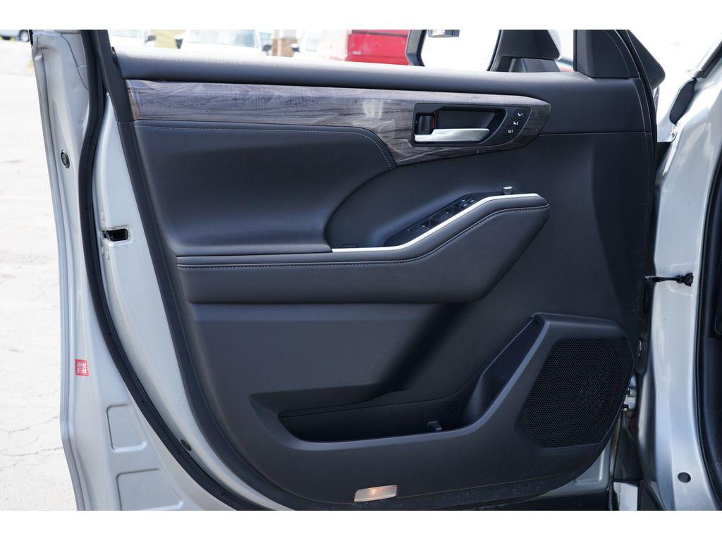 used 2020 Toyota Highlander car, priced at $38,999