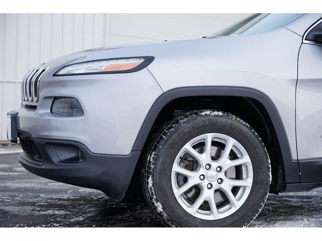 used 2016 Jeep Cherokee car, priced at $10,499