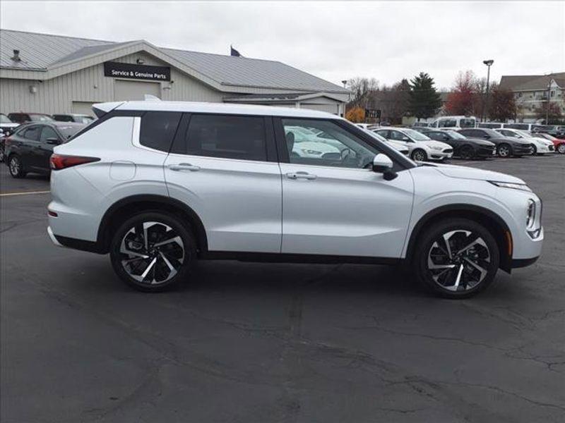 new 2024 Mitsubishi Outlander car, priced at $35,599