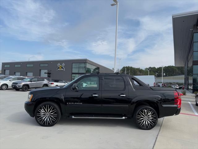 used 2007 Chevrolet Avalanche car, priced at $8,995