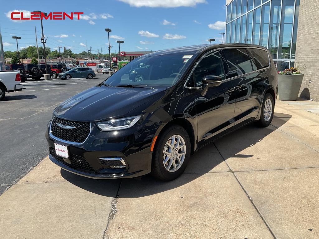 new 2025 Chrysler Pacifica car, priced at $40,252