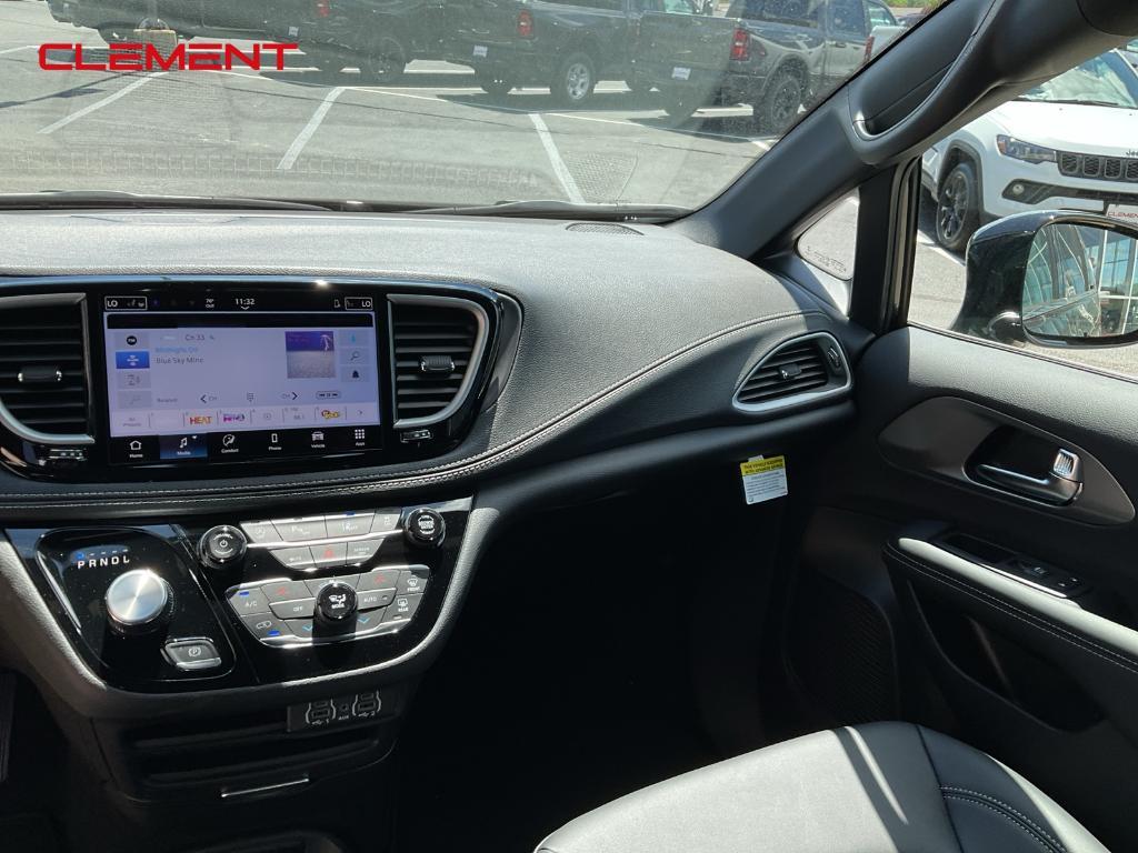 new 2025 Chrysler Pacifica car, priced at $40,252