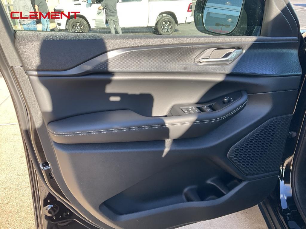 new 2025 Jeep Grand Cherokee car, priced at $43,599