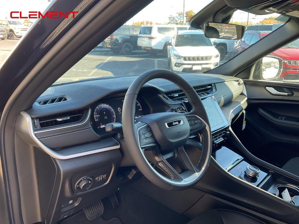 new 2025 Jeep Grand Cherokee car, priced at $43,599