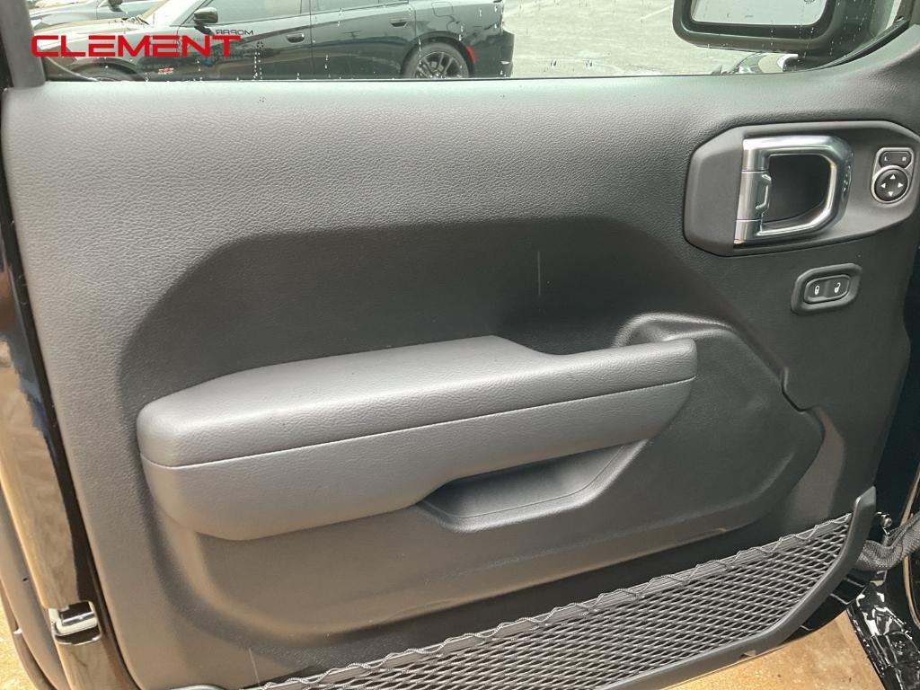 new 2025 Jeep Wrangler car, priced at $43,013