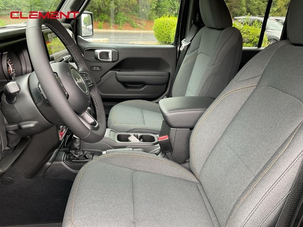 new 2025 Jeep Wrangler car, priced at $47,872