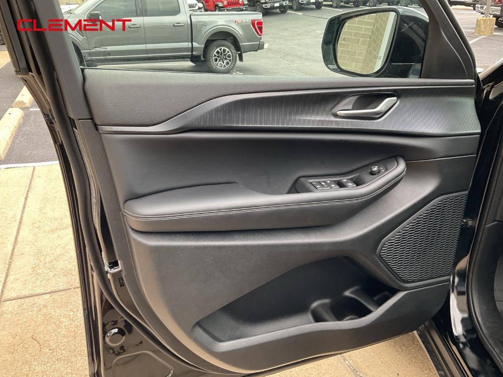 new 2025 Jeep Grand Cherokee car, priced at $38,558