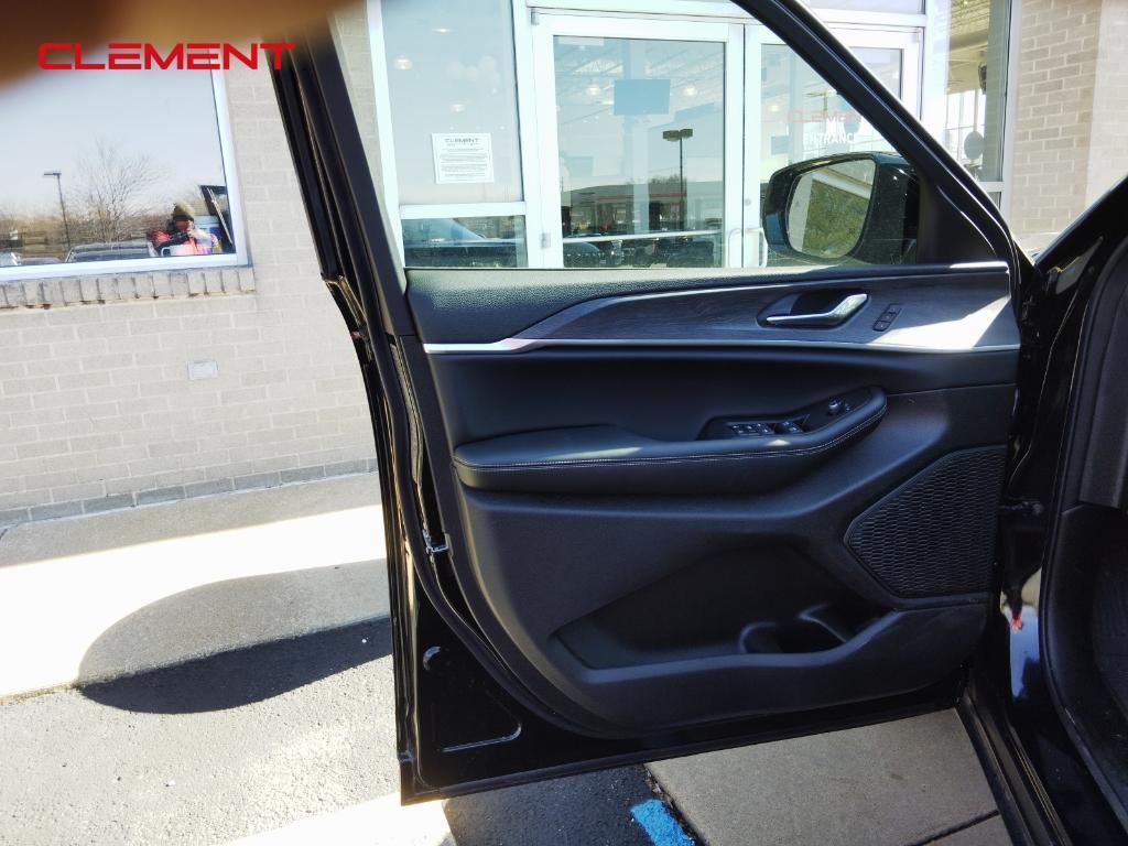 new 2025 Jeep Grand Cherokee car, priced at $40,896